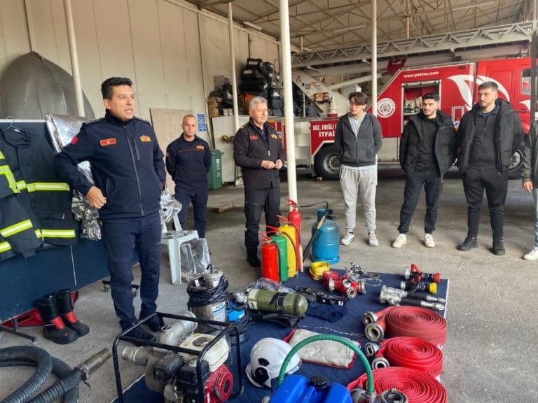 GÖNÜLLÜ İTFAİYECİLER SAHAYA ÇIKTI