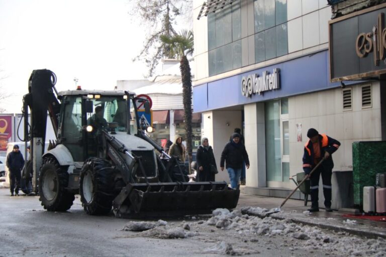 KDZ. EREĞLİ’DE, KAR KÜTLELERİ KALDIRILIYOR